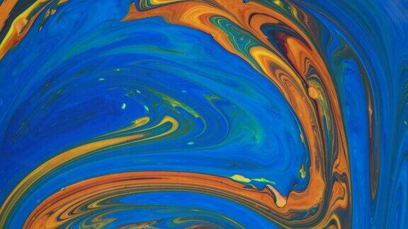 4k墨水在水里蓝色和橙色的墨水在水中反应创造出抽象的背景