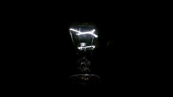 SLOMO黑暗中发光的灯泡