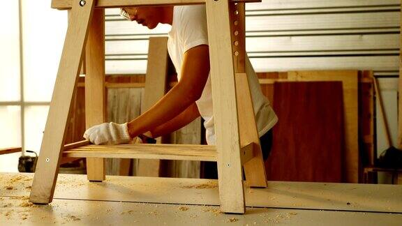 木工和家具制作概念时尚的工匠在他的木工车间工作