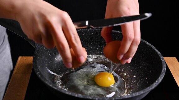 在煎锅里煎鸡蛋