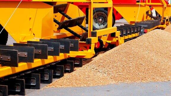 现代谷物装载机和分离农用机械车辆用于耕作用收获机械
