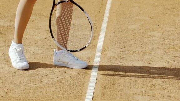 女子发球打网球穿着舒适的运动鞋进行积极运动双腿收起来