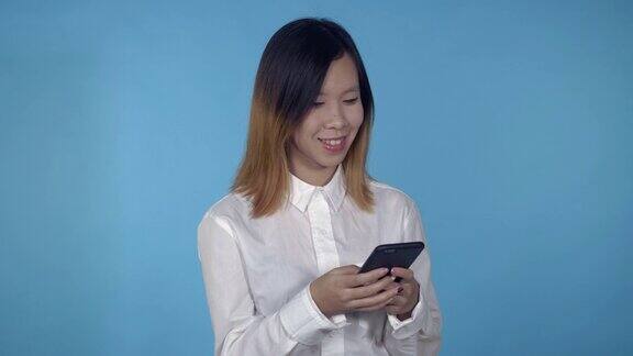 美丽的韩国女性使用智能手机