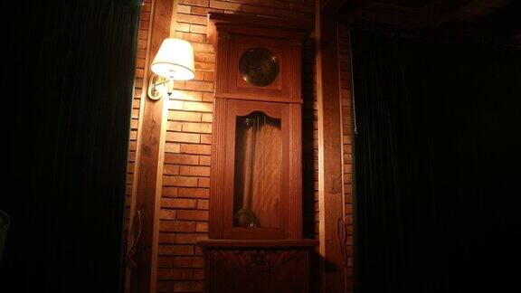 西方风格的复古室内带钟摆的大木头古董钟有选择性的重点