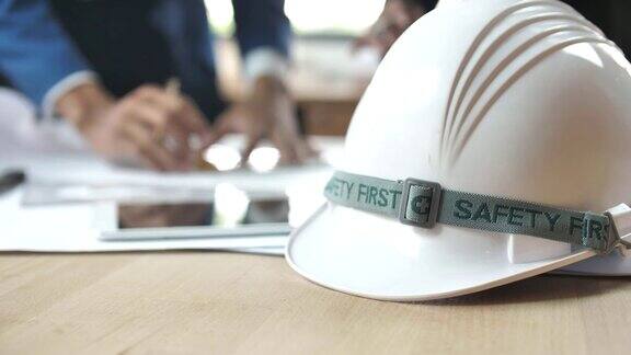 安全帽和工程师或建筑师的背景安全第一