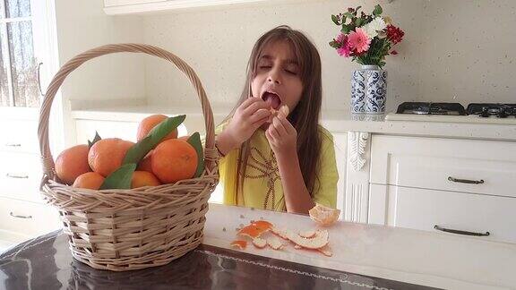 美丽的女孩吃着橘子到厨房