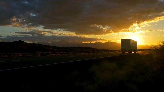 一辆货车在高速公路上飞驰在落日下