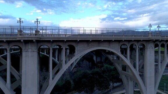 无人机从巨大的标志性桥梁下俯瞰加州帕萨迪纳市