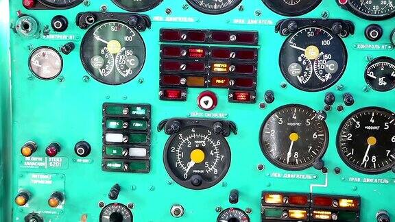 旧飞机仪表盘