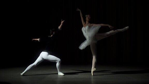 两个年轻的芭蕾舞演员在练习