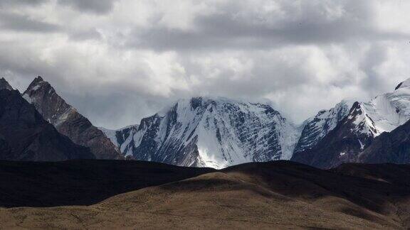 青藏高原雪山，巍峨之巅