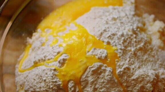 芝士蛋糕配料中加入融化的黄油