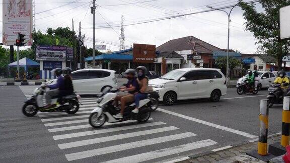 汽车在十字路口红绿灯通行印尼Yogykarta-2022年11月