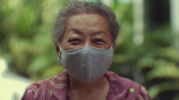 流行季节:戴防护口罩的亚洲老年妇女