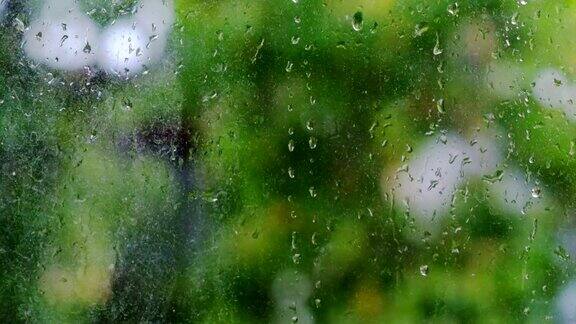 雨后滴在玻璃上的水滴