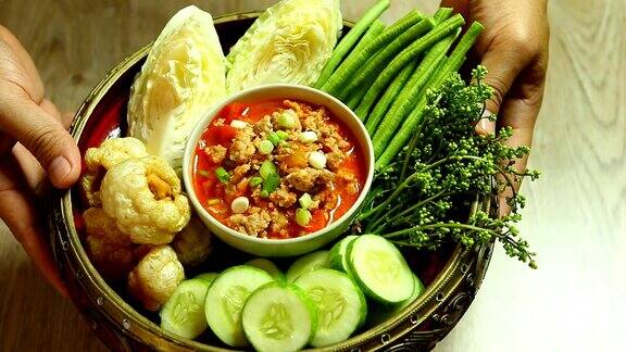 泰国北方风味的猪肉和番茄佐料或南-普利王