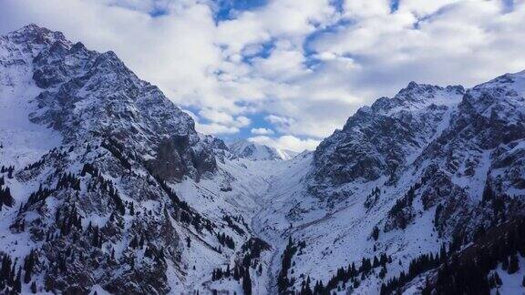 图尤苏雪山天山北部鸟瞰图