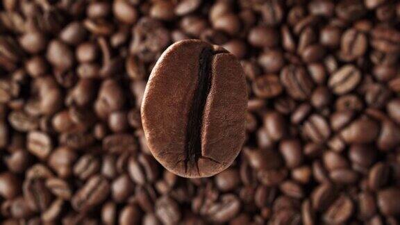 超慢镜头微距拍摄飞行的咖啡豆对旋转的背景新鲜烘焙的咖啡