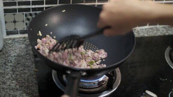 煮泰国菜时搅拌猪肉