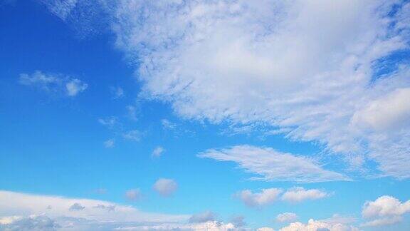 美丽宁静的云在蓝天上流逝