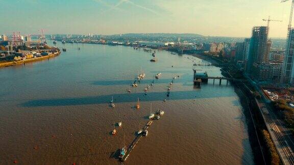 广角航拍泰晤士河和北格林威治半岛在伦敦英格兰英国