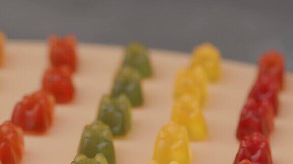 彩色的熊形软糖软糖各种软软的果冻哈瑞宝糖果旋转的特写宏视频