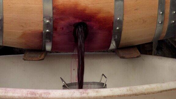 波尔多葡萄园酒桶发酵过程中的葡萄酒混合