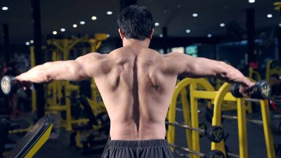 亚洲男性在健身房锻炼身体