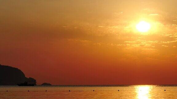 土耳其的海浪反射着日出