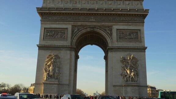 法国日落时分巴黎市内著名的凯旋门交通圈前方全景4k