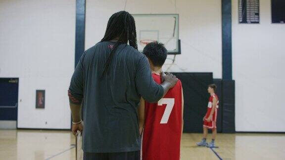 篮球教练在训练中与球员交谈