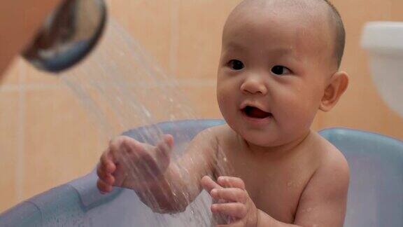小男孩(6-11个月)洗澡很开心