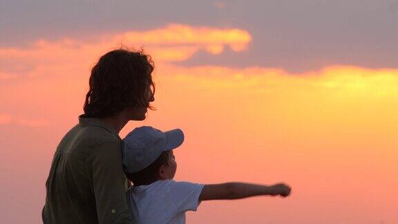 母亲和儿子休闲时光 看日落