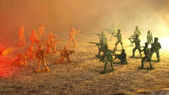 一团烟雾笼罩着玩具塑料士兵的假想战场军事行动