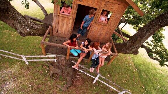 孩子们在草地上的木屋里玩耍