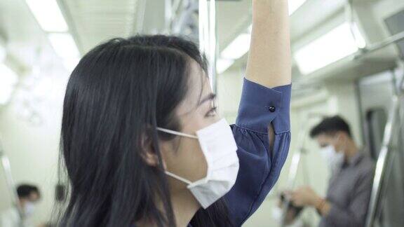 倾斜妇女旅行与面具工作地铁列车