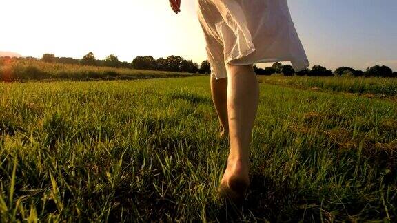 高清超级慢动作:赤脚在草地上行走