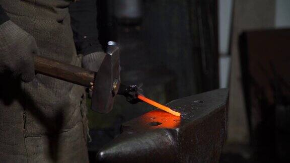 铁匠的双手在铁匠铺工作