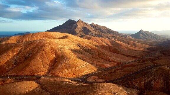 日落时的沙漠景观鸟瞰图富埃特文图拉岛西班牙