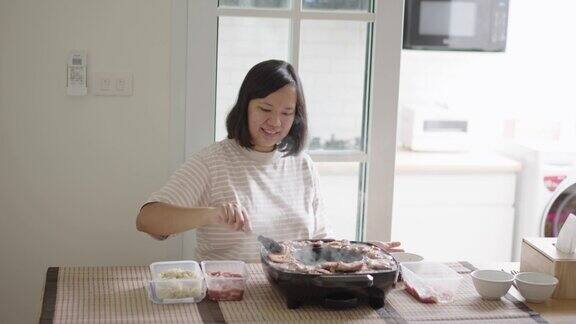 在家里吃午饭女人喜欢吃烤猪肉