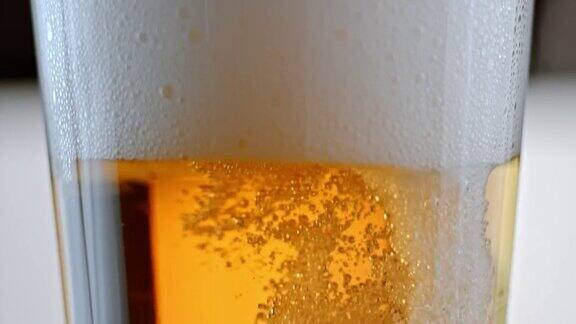 啤酒倒进杯子里