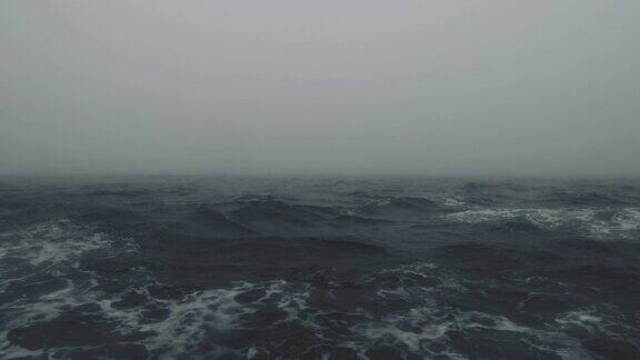 在冬天航行时北海的海面波涛汹涌