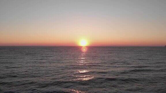 不可思议的粉红色海洋日落太阳在海面上触及地平线海洋热带海滩日落夏天海景
