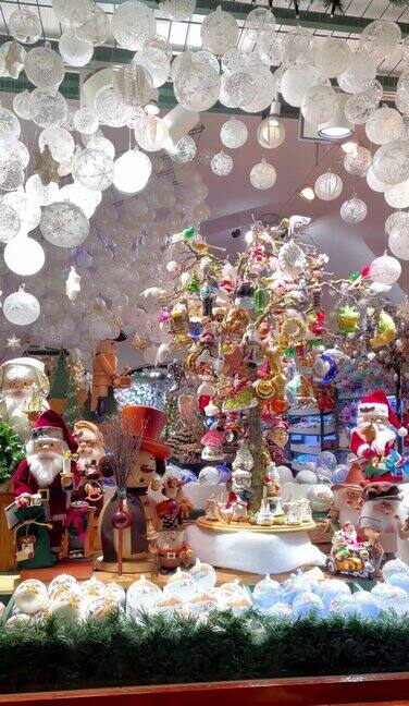 圣诞集市上的雪人装饰和照明