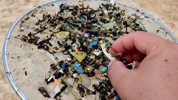 微塑料是污染环境的非常小的塑料碎片
