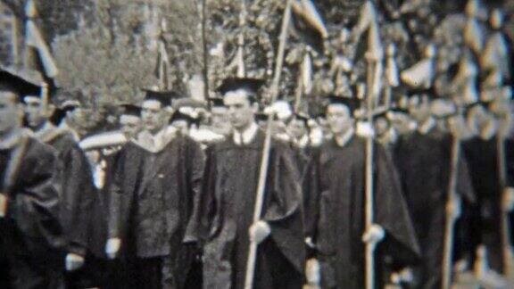 1937年:大学毕业游行穿着礼服从大学毕业