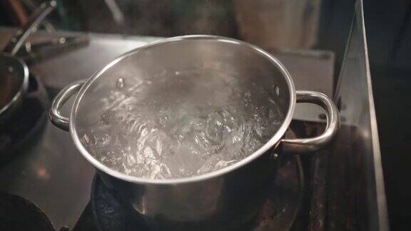 沸腾的水