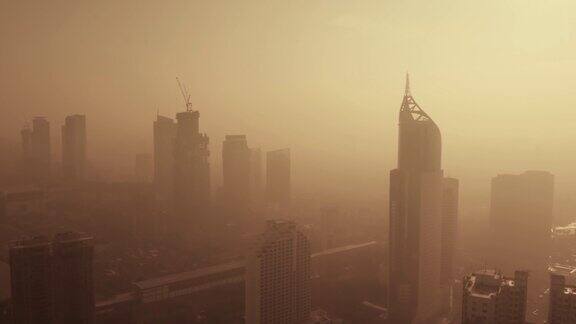 雾霾笼罩着摩天大楼