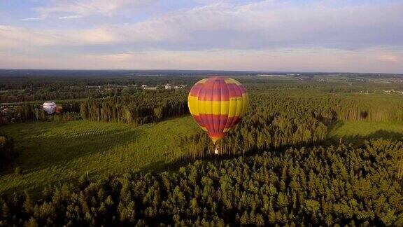 在田野上空的热气球鸟瞰图