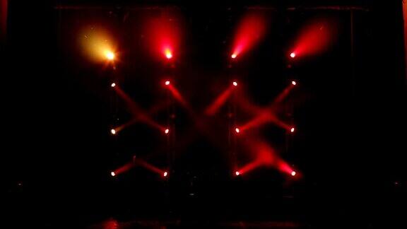 音乐会上多彩的舞台灯光舞台灯光和烟雾